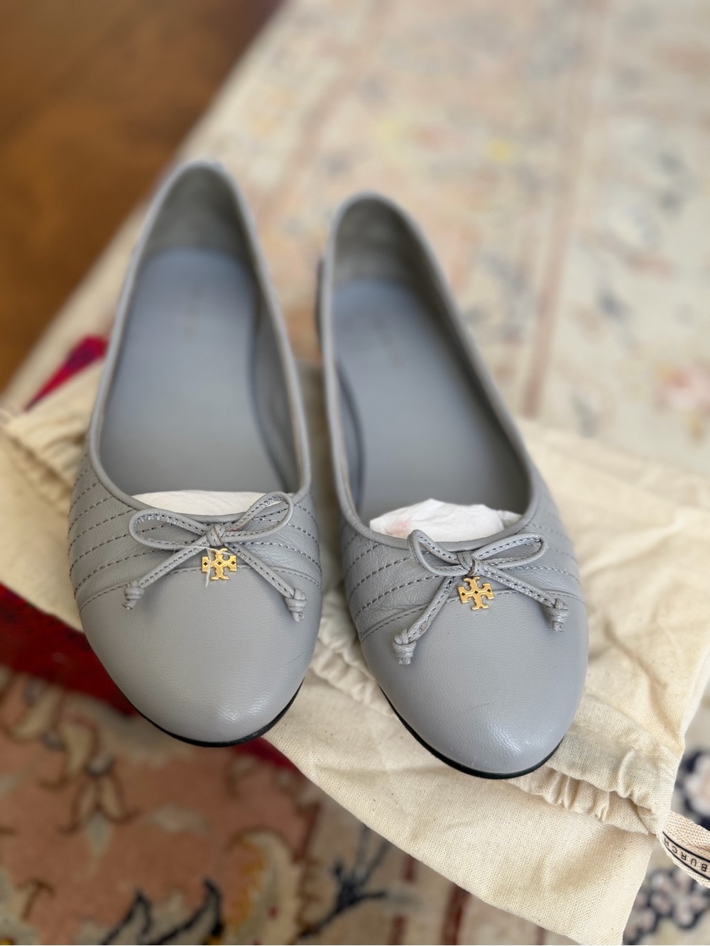 Tory Burch Light Gray Leather Ballet Flats with Bow and Gold Logo